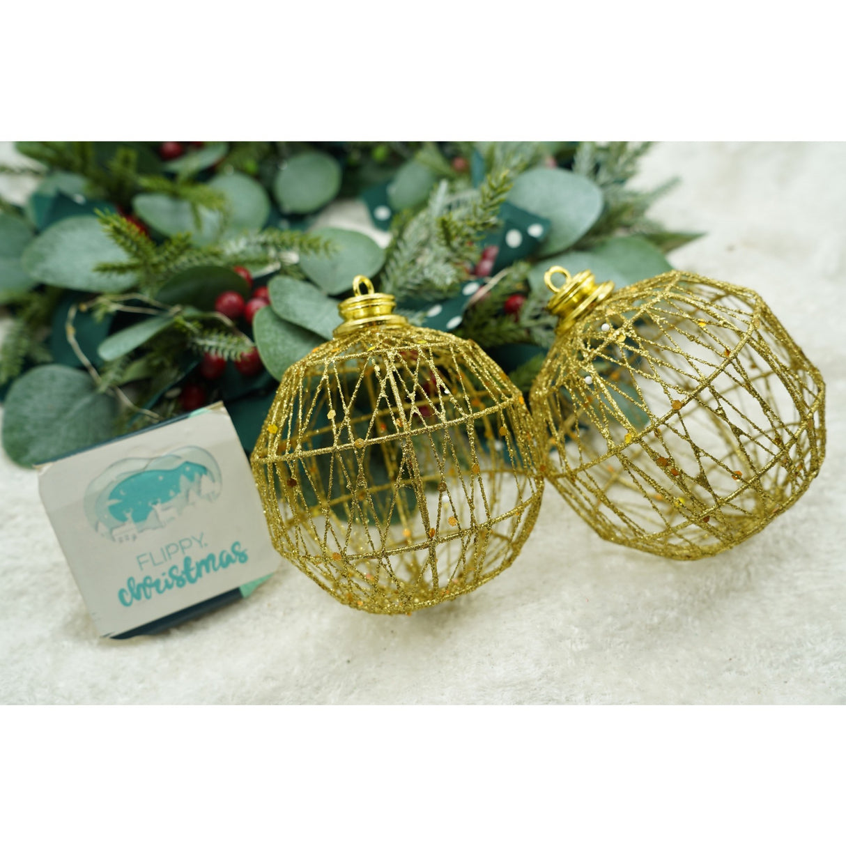 Set de 3 ornamente de brad, Vivimall, de tip Glob, Auriu, cu ø de 10 cm, din metal, cu finisaj sclipitor , cutie 10 cm adancime x 30 cm lungime x 10 cm inaltime - vivimall.ro