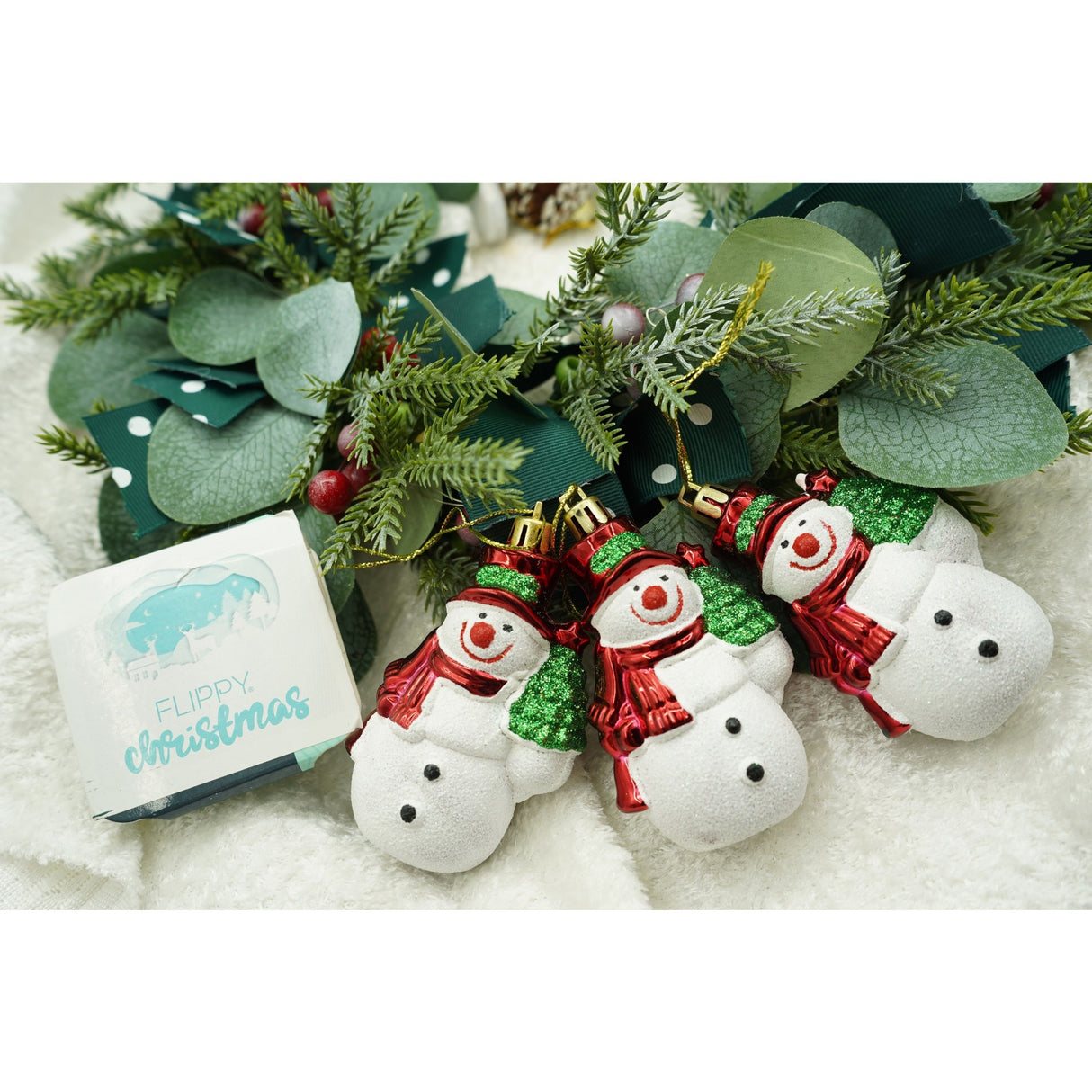 Set de 3 ornamente de brad, Vivimall, de tip Om de zapada, Alb/Rosu, din plastic, cu finisaj sclipitor , cutie 4 cm adancime x 6 cm inaltime x 9 cm lungime - vivimall.ro