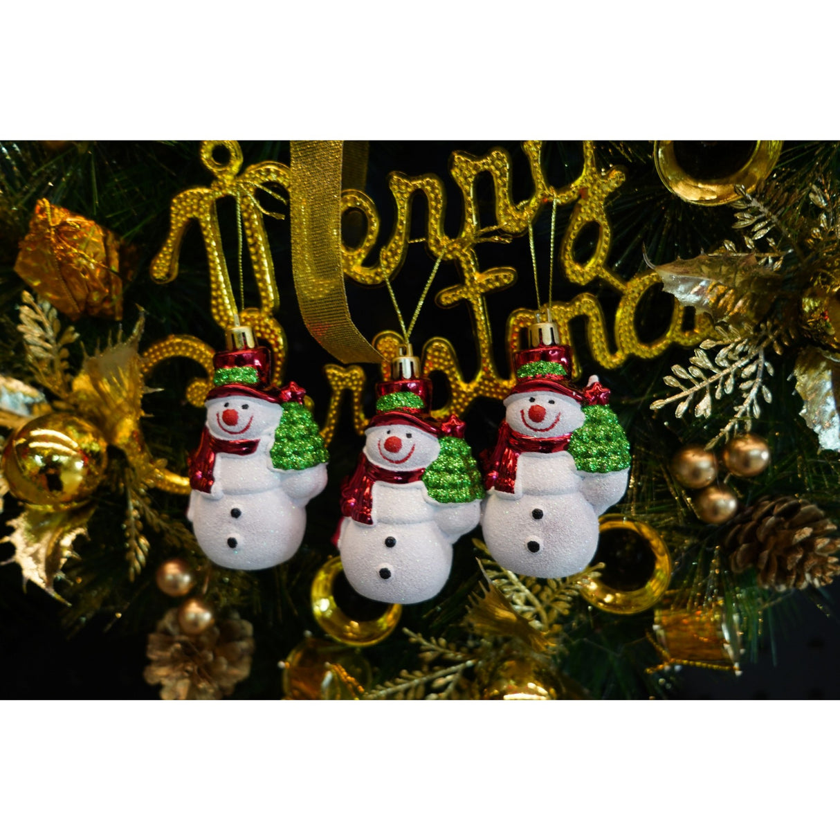 Set de 3 ornamente de brad, Vivimall, de tip Om de zapada, Alb/Rosu, din plastic, cu finisaj sclipitor , cutie 4 cm adancime x 6 cm inaltime x 9 cm lungime - vivimall.ro