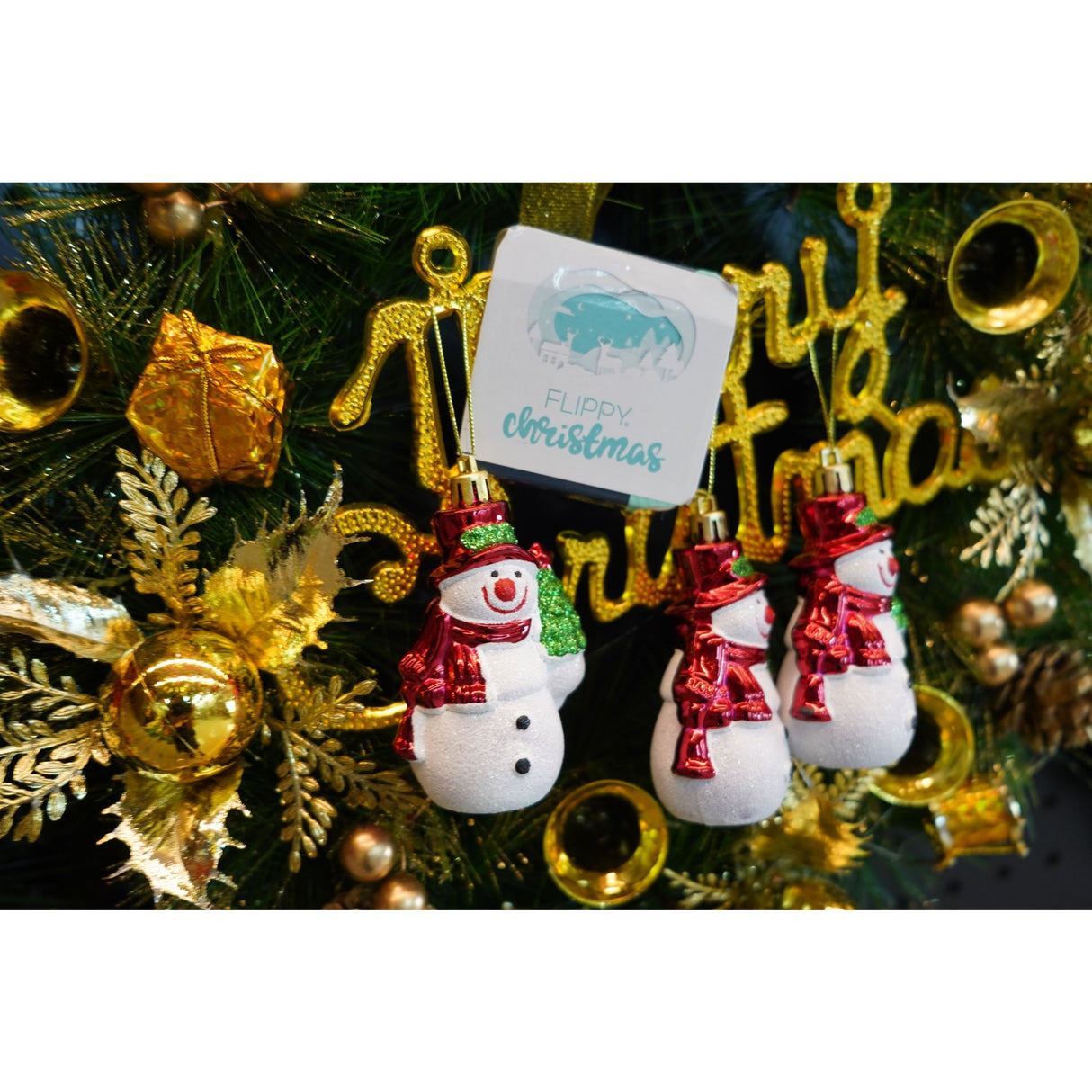 Set de 3 ornamente de brad, Vivimall, de tip Om de zapada, Alb/Rosu, din plastic, cu finisaj sclipitor , cutie 4 cm adancime x 6 cm inaltime x 9 cm lungime - vivimall.ro