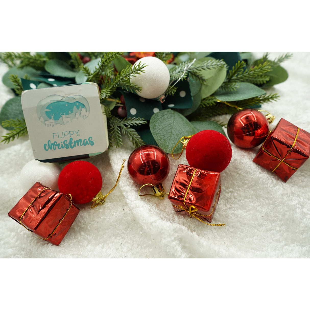 Set de 35 ornamente de brad, Vivimall, de tip Glob, Alb/ Rosu, din polistiren, cu finisaj sclipitor , cutie 11 cm adancime x 19 cm inaltime x 11 cm lungime) - vivimall.ro