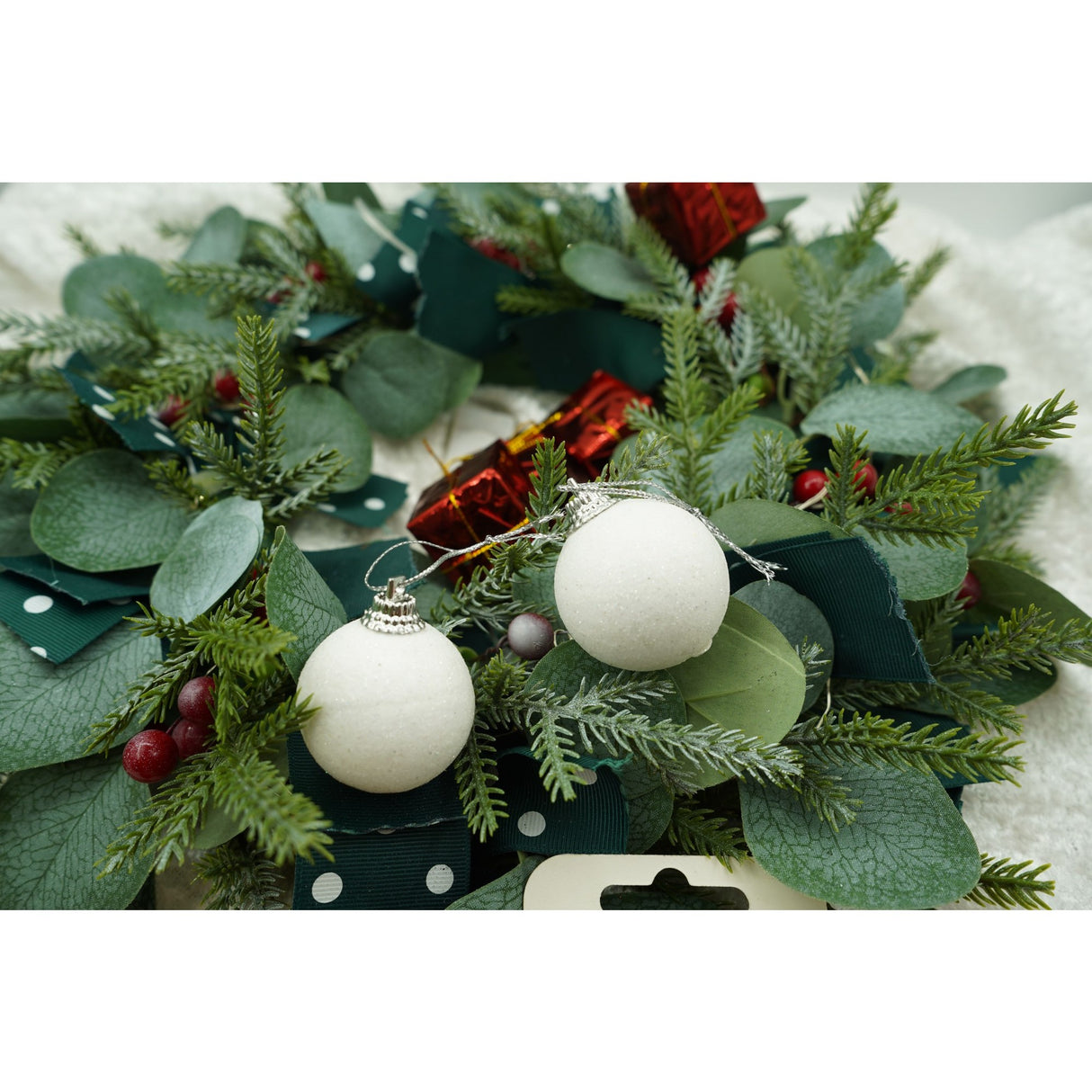 Set de 35 ornamente de brad, Vivimall, de tip Glob, Alb/ Rosu, din polistiren, cu finisaj sclipitor , cutie 11 cm adancime x 19 cm inaltime x 11 cm lungime) - vivimall.ro