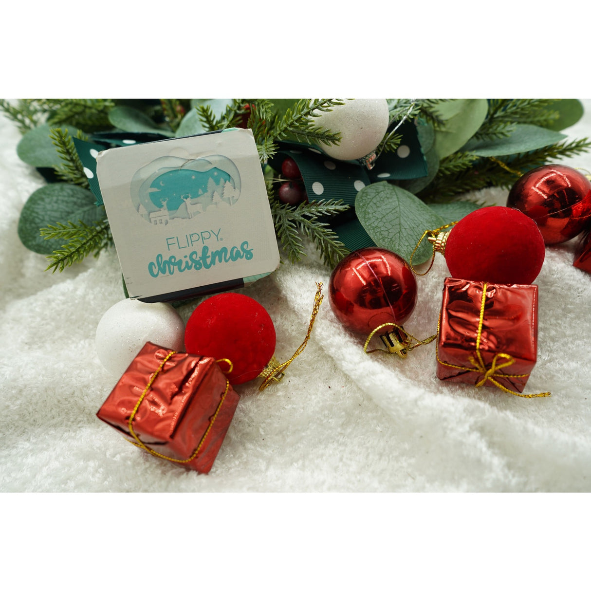 Set de 35 ornamente de brad, Vivimall, de tip Glob, Alb/ Rosu, din polistiren, cu finisaj sclipitor , cutie 11 cm adancime x 19 cm inaltime x 11 cm lungime) - vivimall.ro