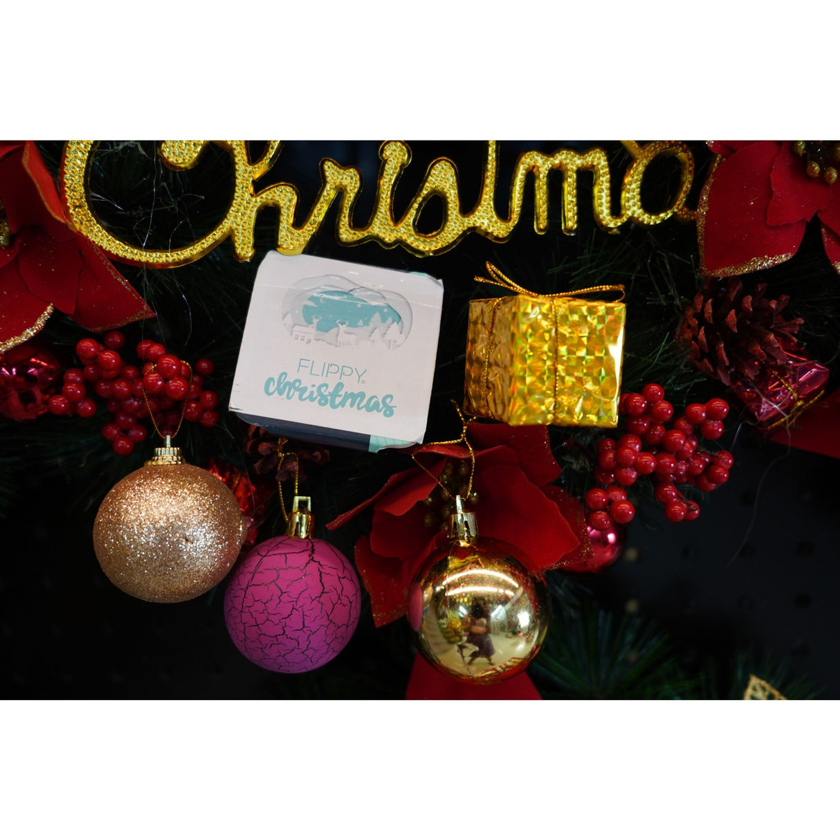 Set de 35 ornamente de brad, Vivimall, de tip Glob, Auriu/ Mov, din polistiren, cu finisaj sclipitor , cutie 14 cm adancime x 23 cm inaltime x 14 cm lungime) - vivimall.ro