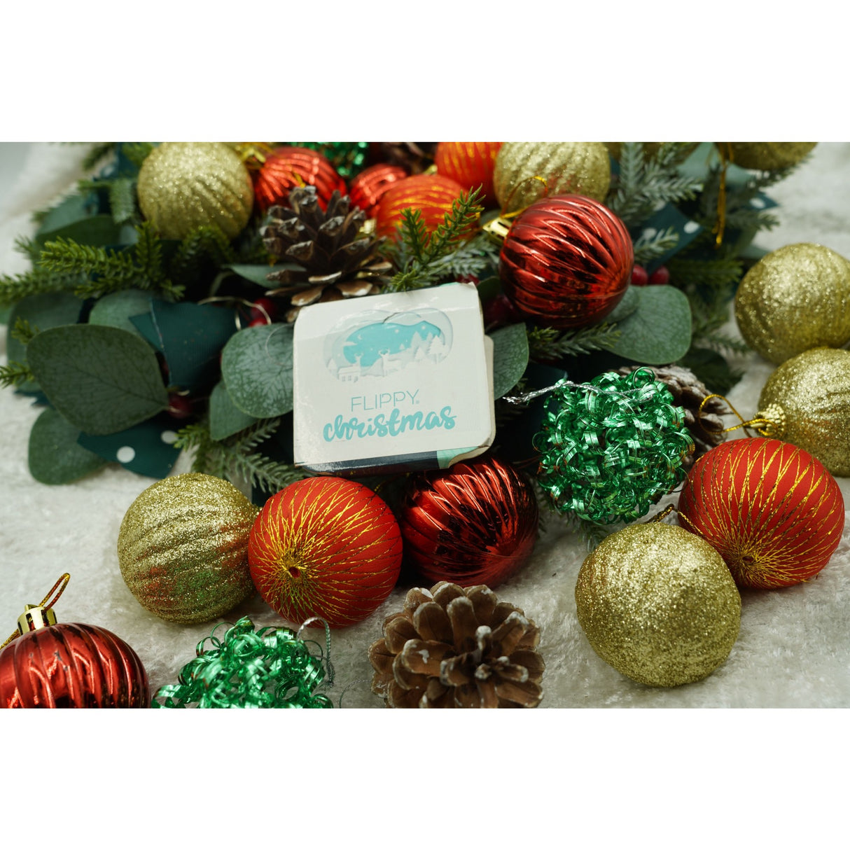 Set de 35 ornamente de brad, Vivimall, de tip Glob, Multicolor, din polistiren, cu finisaj sclipitor , cutie 14 cm adancime x 23 cm inaltime x 14 cm lungime) - vivimall.ro