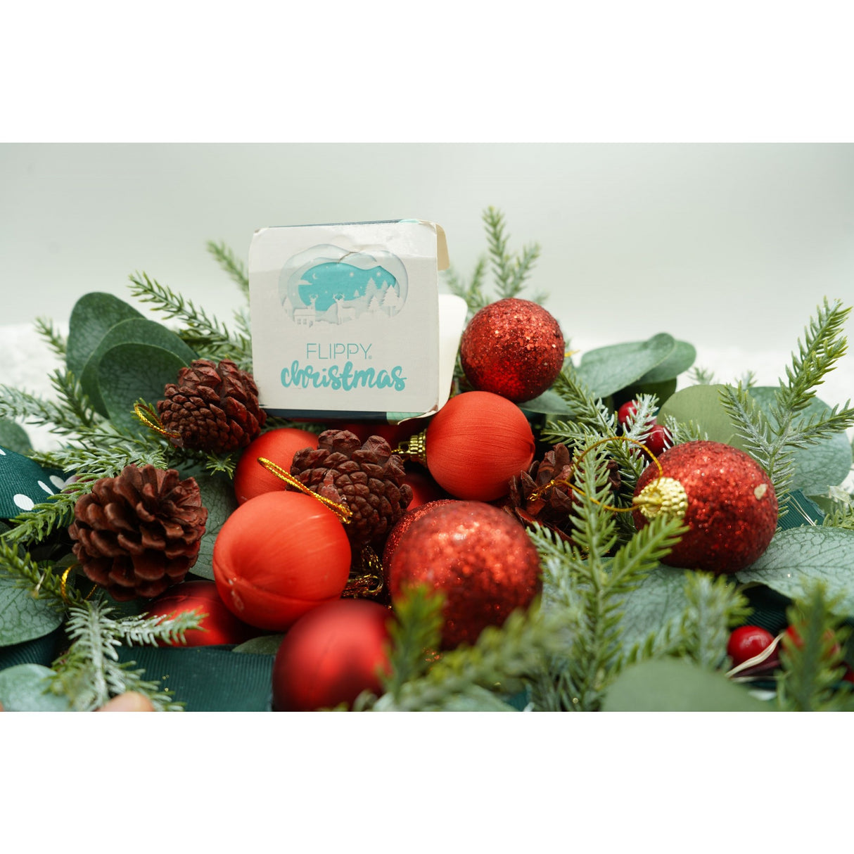 Set de 35 ornamente de brad, Vivimall, de tip Glob, Rosu, din polistiren, cu finisaj sclipitor , cutie 11 cm adancime x 19 cm inaltime x 11 cm lungime) - vivimall.ro