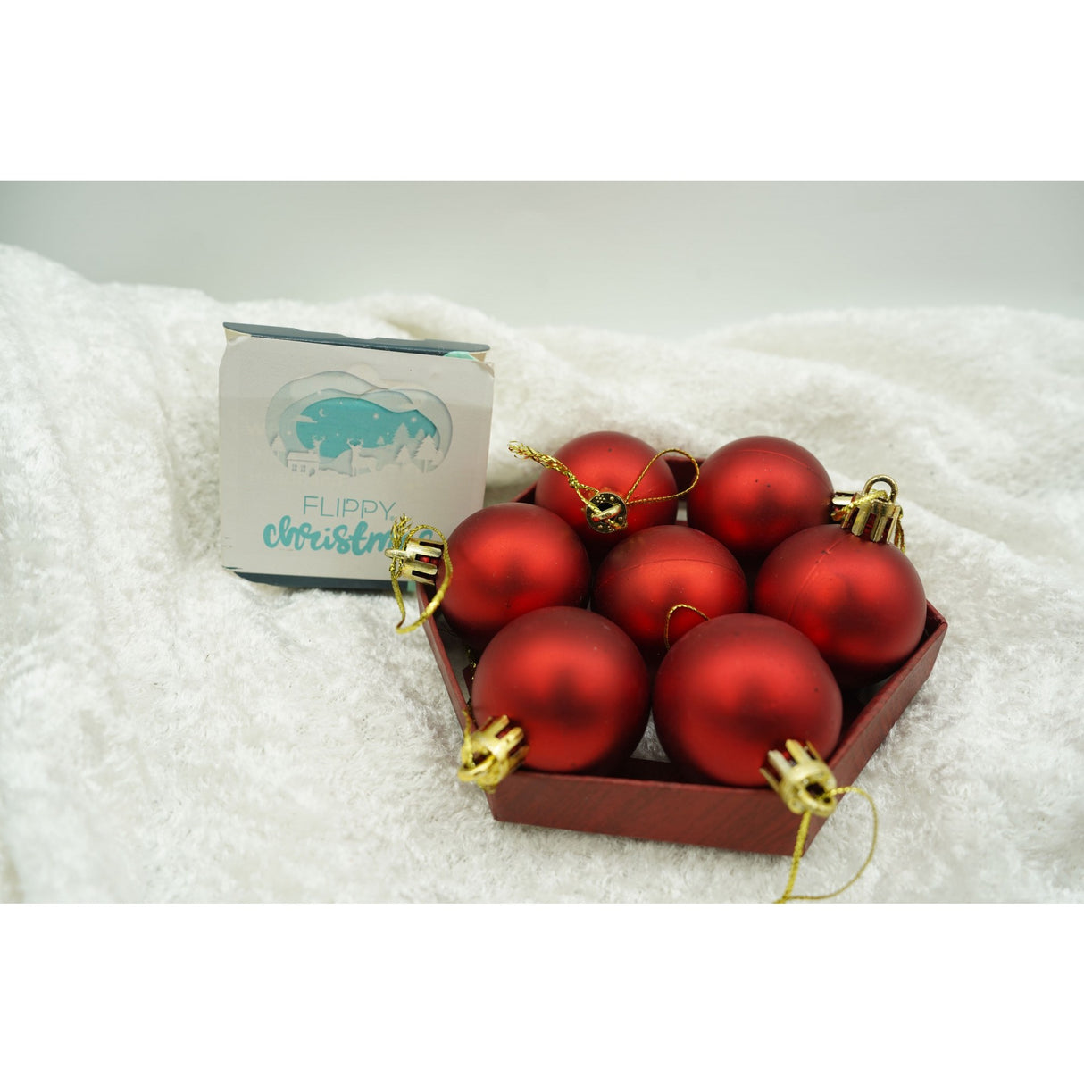 Set de 35 ornamente de brad, Vivimall, de tip Glob, Rosu, din polistiren, cu finisaj sclipitor , cutie 11 cm adancime x 19 cm inaltime x 11 cm lungime) - vivimall.ro