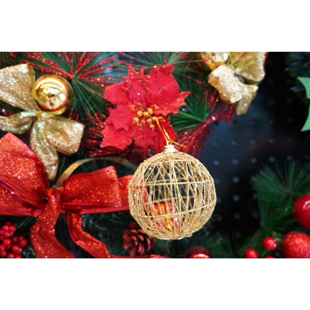 Set de 4 ornamente de brad, Vivimall, de tip Glob, Auriu, cu ø de 8 cm, din metal, cu finisaj sclipitor , cutie 8 cm adancime x 32 cm lungime x 8 cm inaltime - vivimall.ro