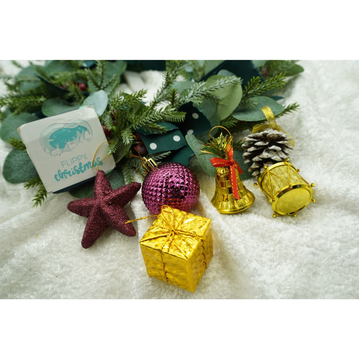 Set de 50 ornamente de brad, Vivimall, de tip Glob, Rosu/ Auriu, din plastic, cu finisaj sclipitor , cutie 18 cm lungime x 12 cm adancime x 18 cm inaltime - vivimall.ro