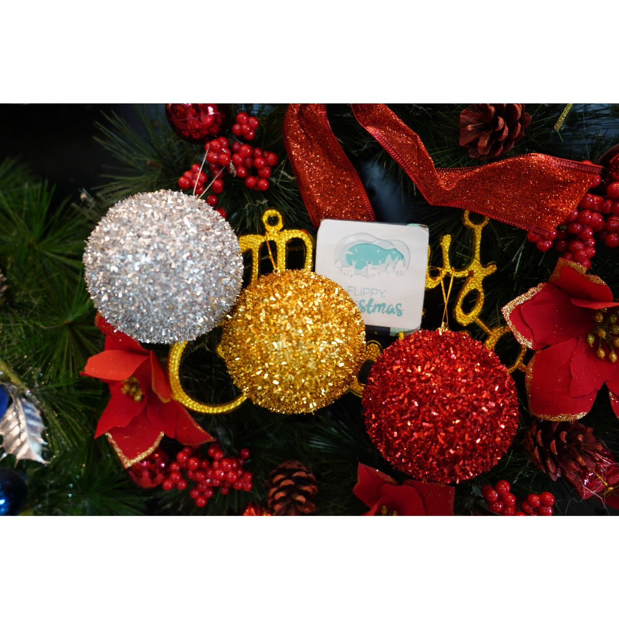 Set de 6 ornamente de brad, Vivimall, de tip Glob, Multicolor, cu ø de 8 cm, din polistiren, cu finisaj sclipitor , cutie 16 cm inaltime x 24 cm lungime x 8 cm adancime - vivimall.ro