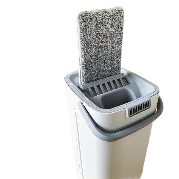 Detaliu sistem stoarcere fără mâini al mopului cu găleată, mecanism integrat în plastic albastru