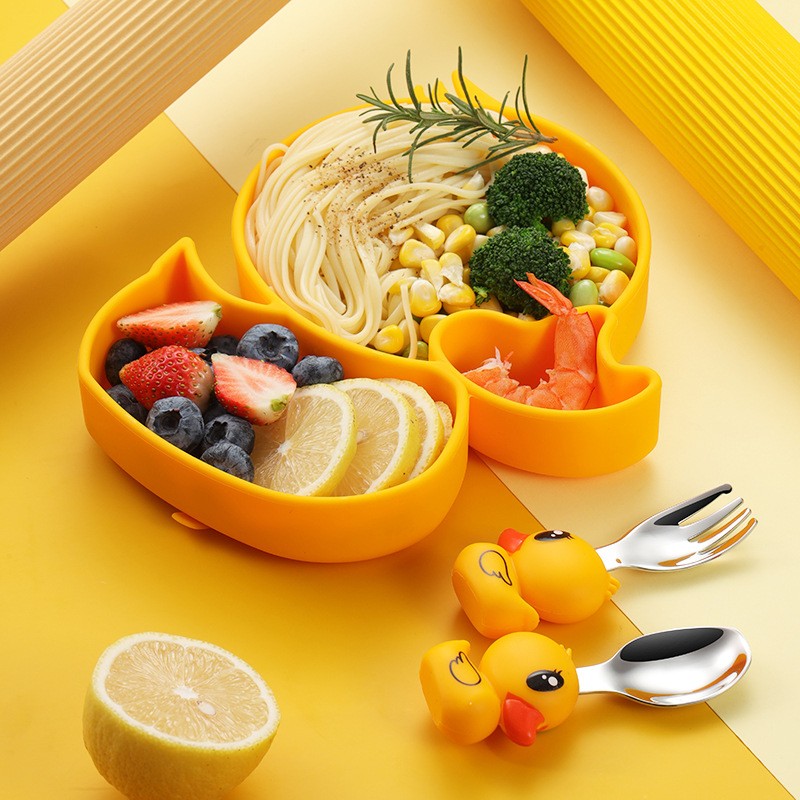 Set diversificare bebelusi Vivimall, din silicon, 20 x 17.5 cm, 1 farfurie compartimentata in forma de rata, lingurita si furculita, pai, perie pai, fara alergeni, ventuza fixare, forma creativa, galben - vivimall.ro