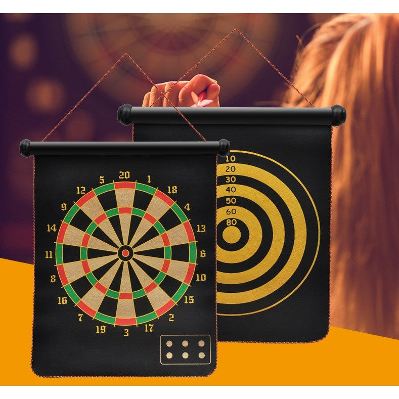 Joc darts magnetic montat pe perete, vedere de ansamblu cu săgeți fixate pe tablă
