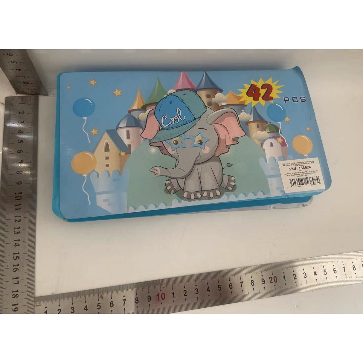 Penar model elefant albastru deschis cu toate cele 42 piese organizate în interior, vedere de sus
