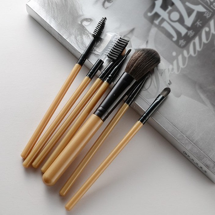 Преносим комплект от 7 четки за грим със златен калъф