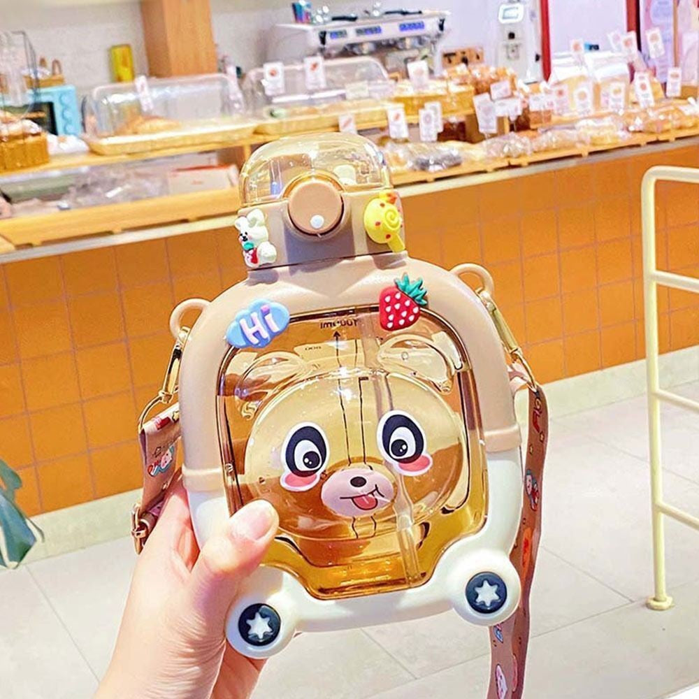 Sticla cu pai pentru copii, Vivimall, model ursulet, gradata, stickere aplicate, curea reglabila, din plastic rezistent la cadere, 1l, Maro, 20 x 13 cm - vivimall.ro