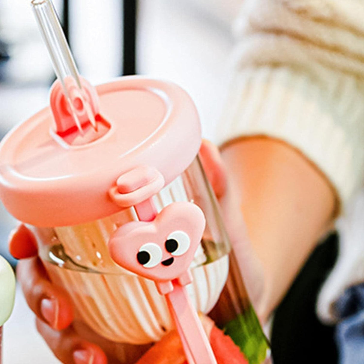 Pahar din silicon, cu capac si pai, pentru copii, Vivimall, anti-cadere, compartiment pentru fructe/ceai/gheata, rezistent la temperaturi inalte, 500ml, Roz, 14.5x8.8x20 cm - vivimall.ro