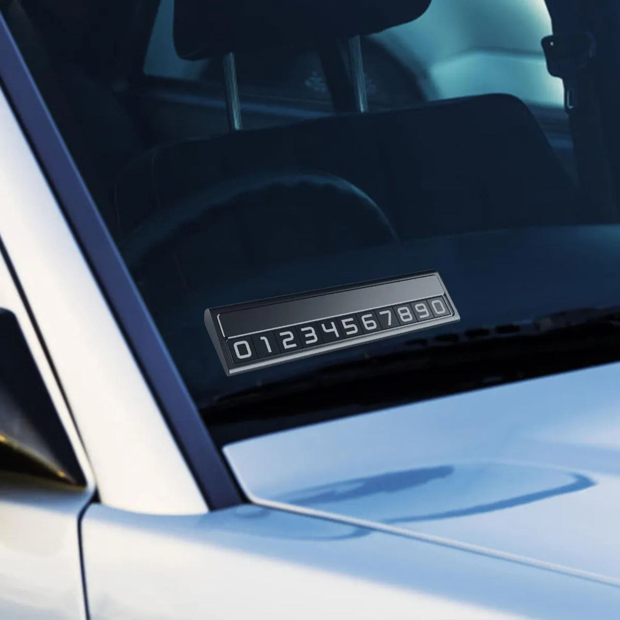 Suport Auto Numar Telefon Parcare, Flippy, Design Metalic cu Capac, Afisaj Ascuns Rabatabil, Cifre Magnetice Fluorescente, 11.8 x 3 x 1 cm, Negru