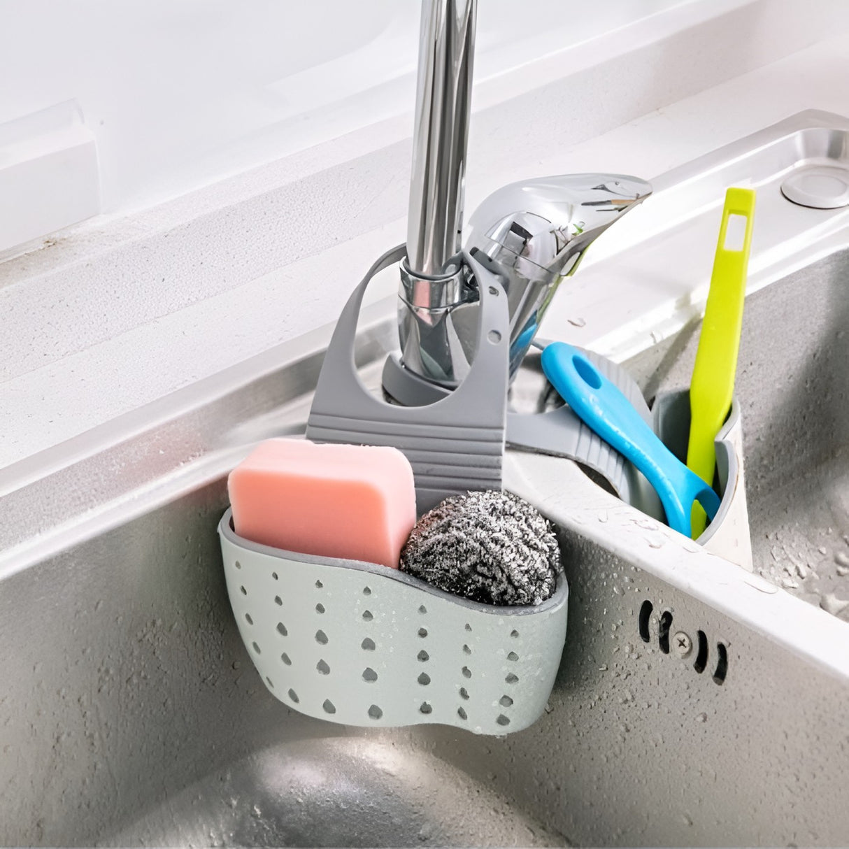 Suport Scurgere pentru Burete si Laveta de Vase Bucatarie, Vivimall, Verde, Curea Reglabila, Plastic Flexibil, 15x 5x 21cm - vivimall.ro