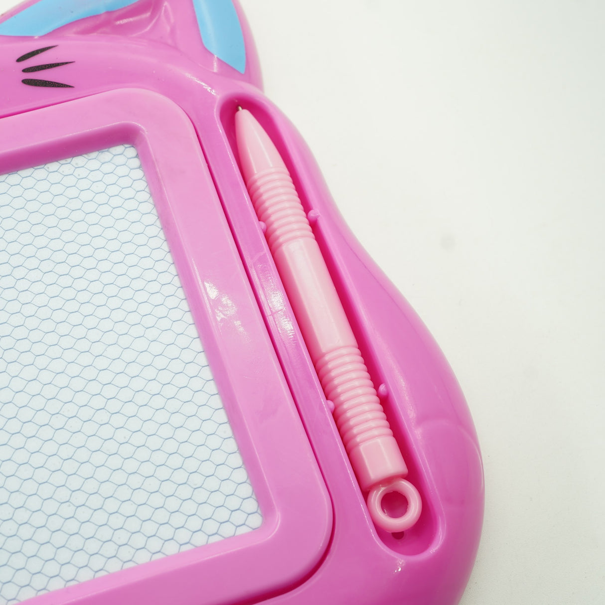 Tablita Magnetica de Scris si Desenat, Vivimall, Model Pisica, cu Creion, Dimensiuni 23.2x18.5 cm, Suprafata Desen 14.6x10.4 cm, Dezvolta Imaginatia si Creativitatea, Incurajeaza Exersarea Scrisului, Roz - vivimall.ro