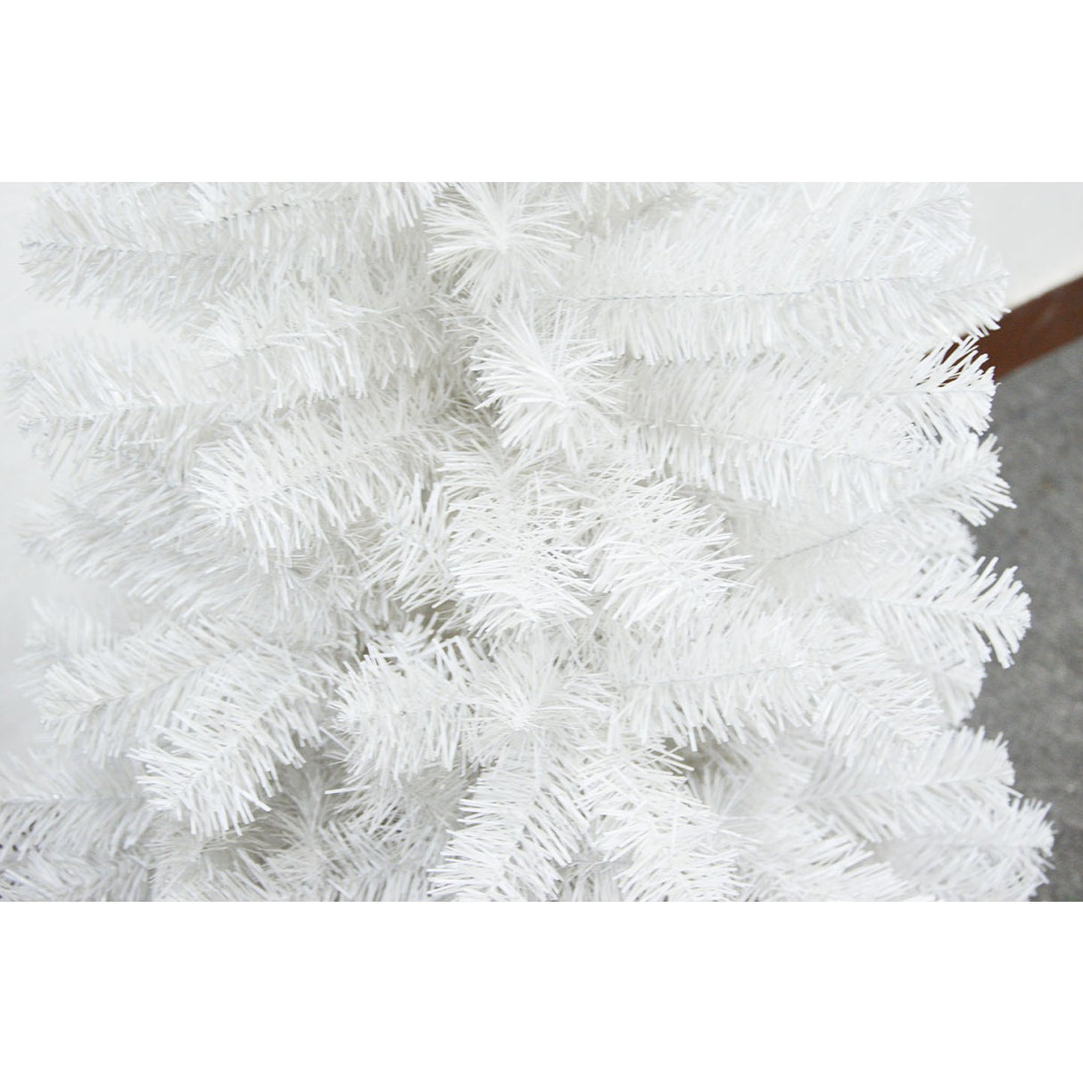 Brad de Craciun artificial cu suport inclus Vivimall, 120 cm, 240 ramuri/varfuri, material plastic, suport clasic, fara iluminare, utilizat pentru interior/exterior, alb - vivimall.ro