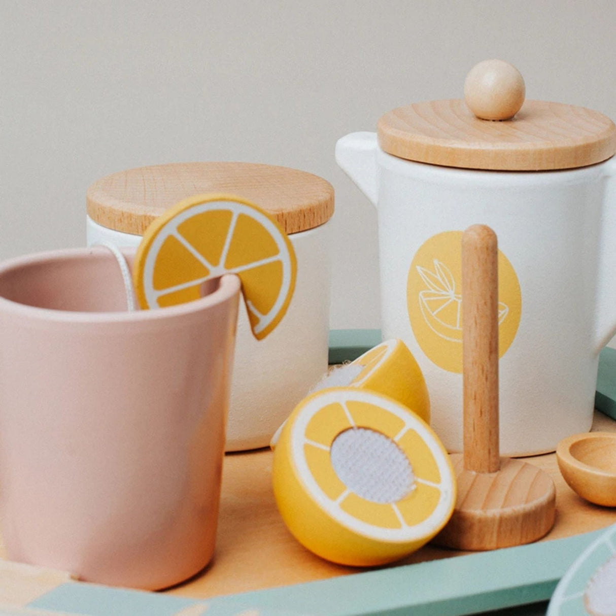 Jucarie Educativa Montessori din Lemn, Flippy, Joc Interactiv Model Lemon Tea cu Accesorii de Bucatarie, Dezvolta Motricitatea Fina, 3ani+, Multicolor - vivimall.ro