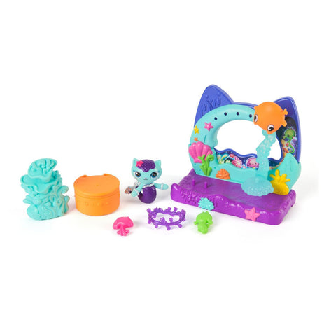 GABBYS DOLLHOUSE FILMUL SET BALCONUL ACVARIU SI FIGURINA MERCAT CU ACCESORII