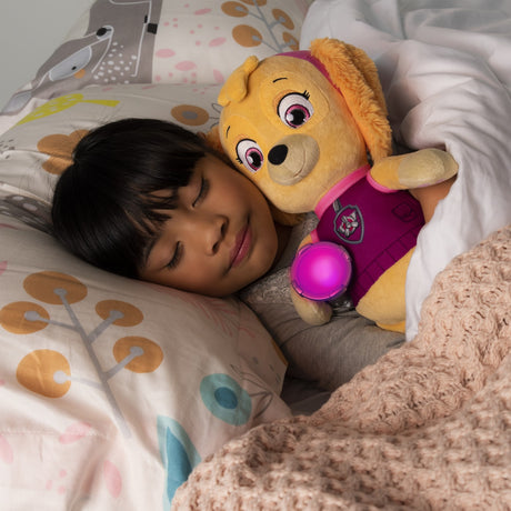 PATRULA CATELUSILOR PLUS SNUGGLE UP SKYE CU BURTICA LUMINOASA