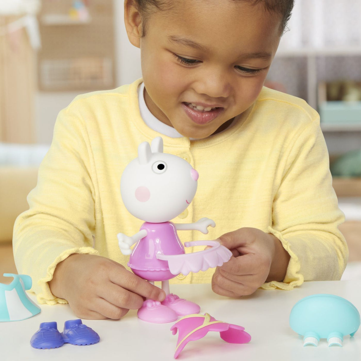 PEPPA PIG SET FIGURINA SI ACCESORII VESTIMENTARE 15CM