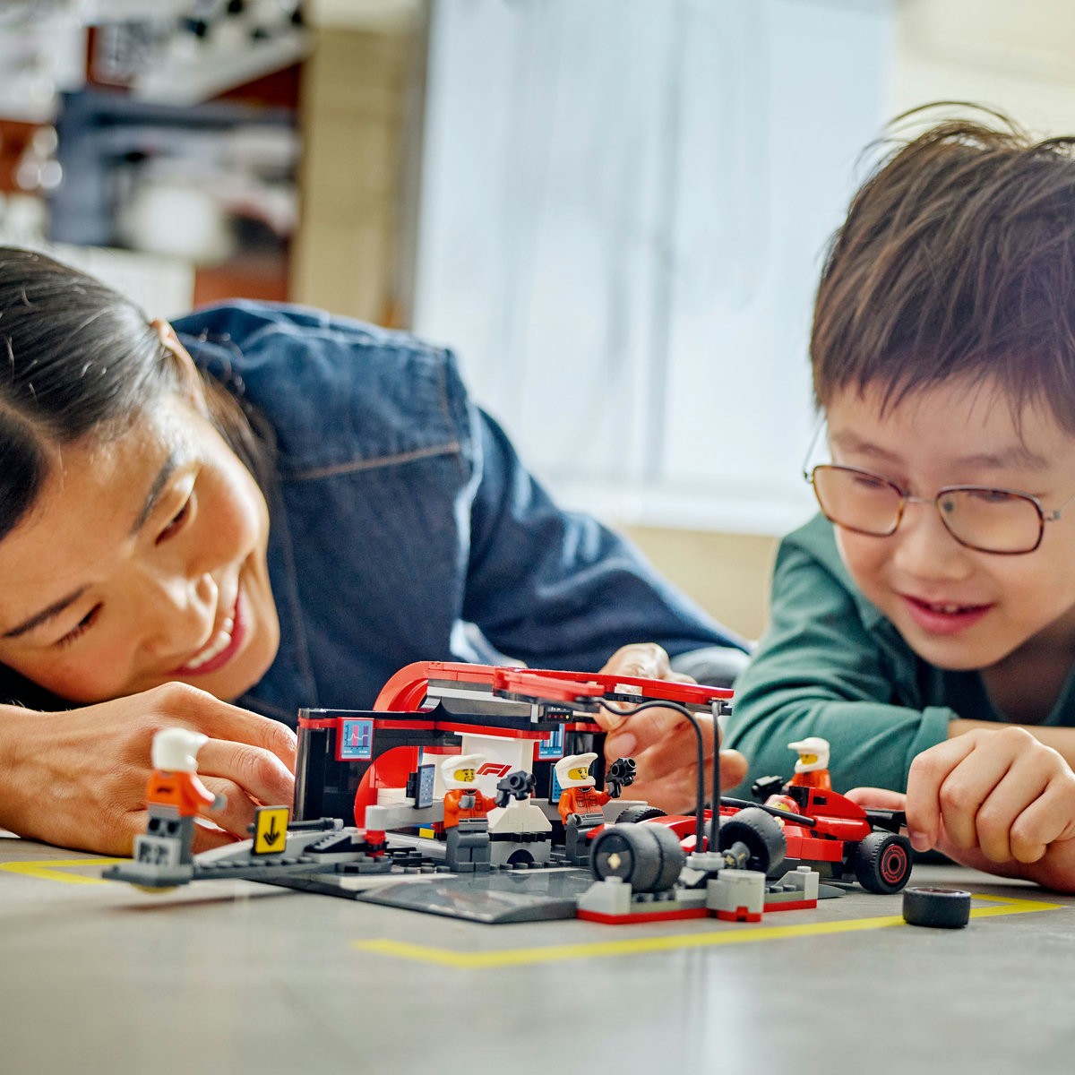 LEGO CITY BOXA SI MECANICI F1 CU MASINA FERRARI 60443