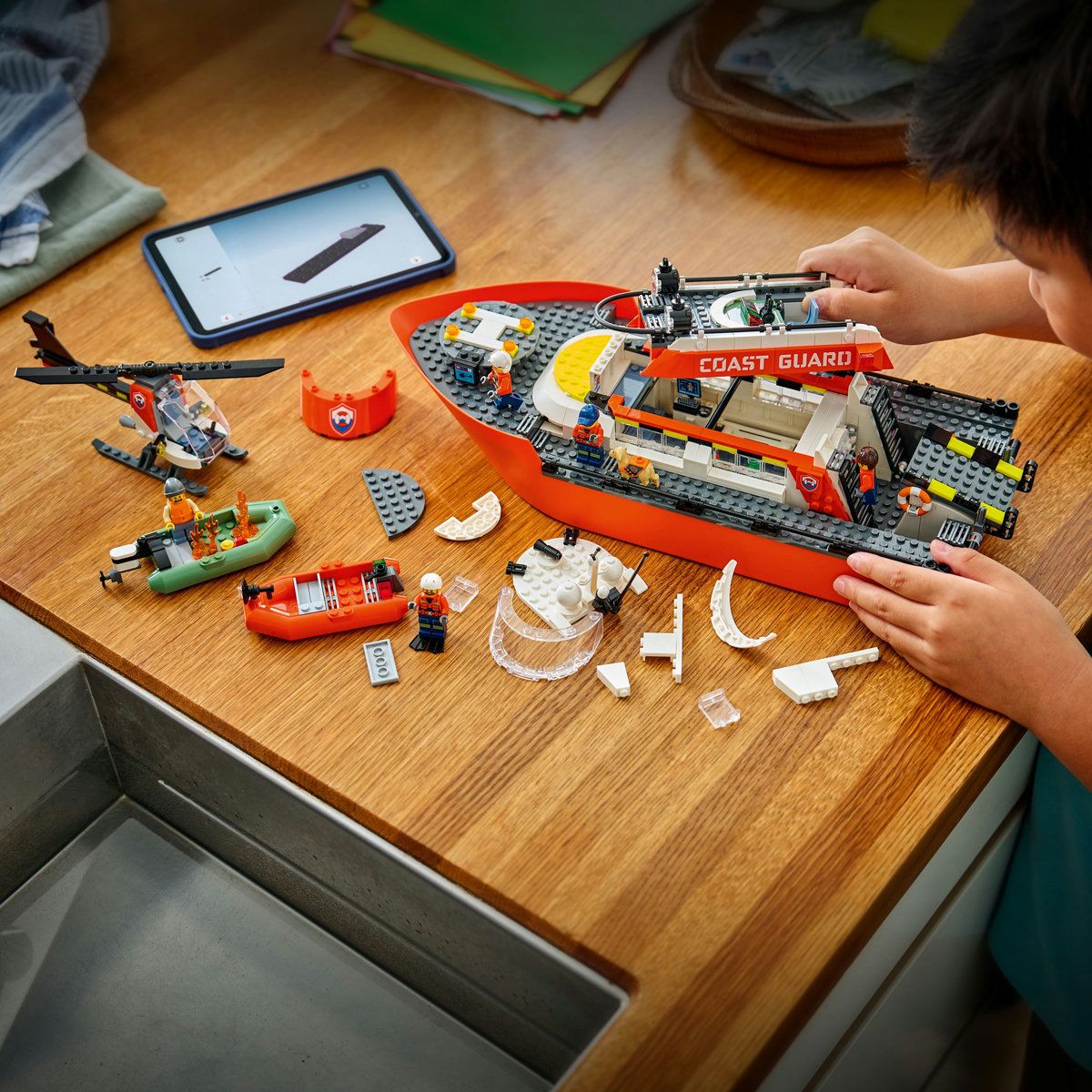 LEGO CITY BARCA DE SALVARE SI ELICOPTER ALE PAZEI DE COASTA 60504