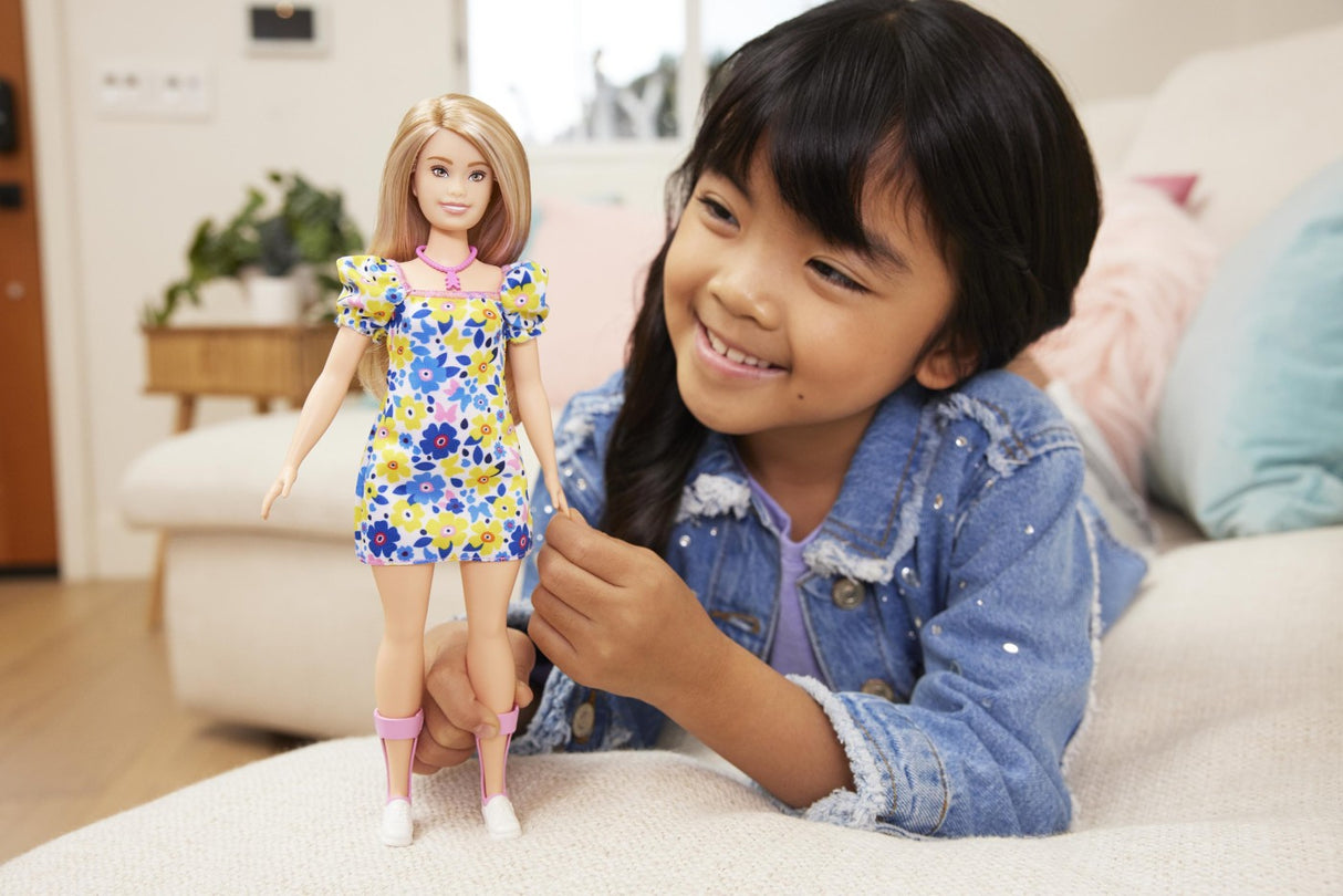 PAPUSA BARBIE FASHIONISTA BLONDA CU SINDROM DOWN
