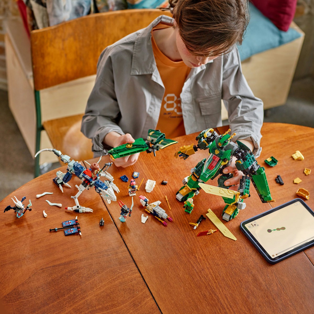 LEGO NINJAGO ROBOTUL AVION CU REACTIE AL LUI LLOYD 71845