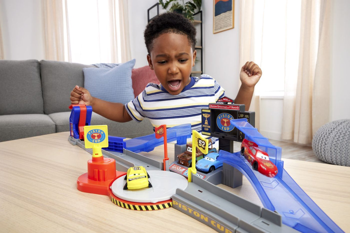 CARS SET DE JOACA PISTA DE CURSE PISTON CUP CU MASINUTA INCLUSA