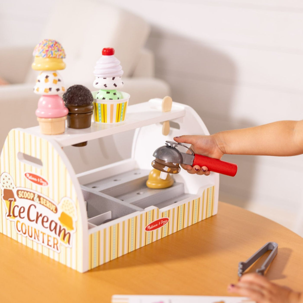 MELISSA AND DOUG SCOOP AND SERVE SET DE JOACA DIN LEMN TEJGHEAUA CU INGHETATA