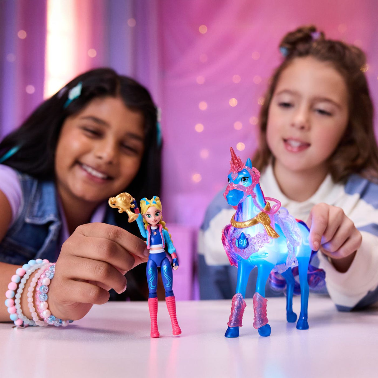 UNICORN ACADEMY SET ANTRENEAZA SI STRALUCESTE UNICORNUL RIVER SI PAPUSA ISABEL