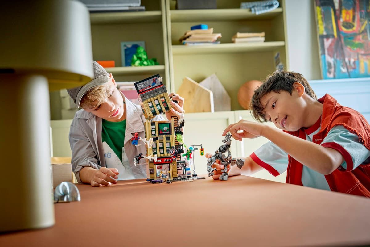 LEGO MARVEL OMUL PAIANJEN VS MYSTERIO DAILY BUGLE 76342
