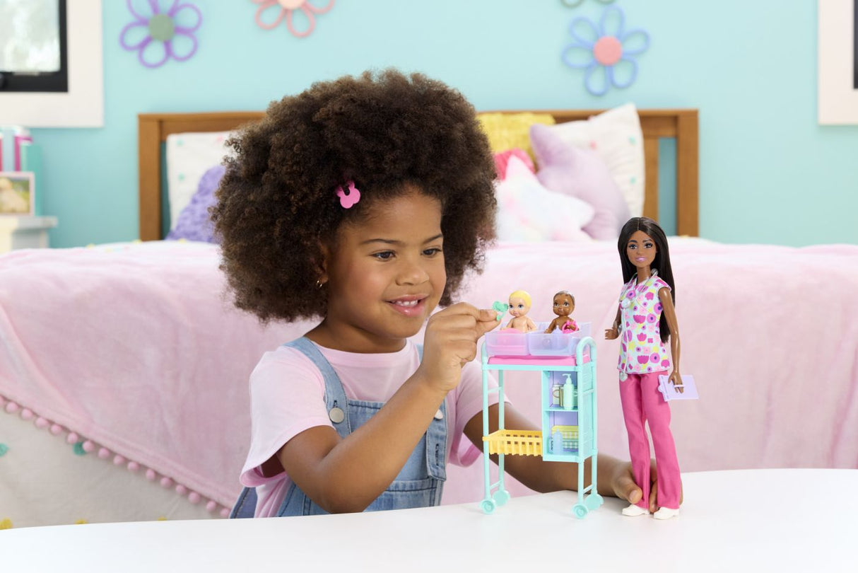 BARBIE SET DE JOACA PAPUSA BARBIE BRUNETA FACE CARIERA MEDIC PEDIATRU