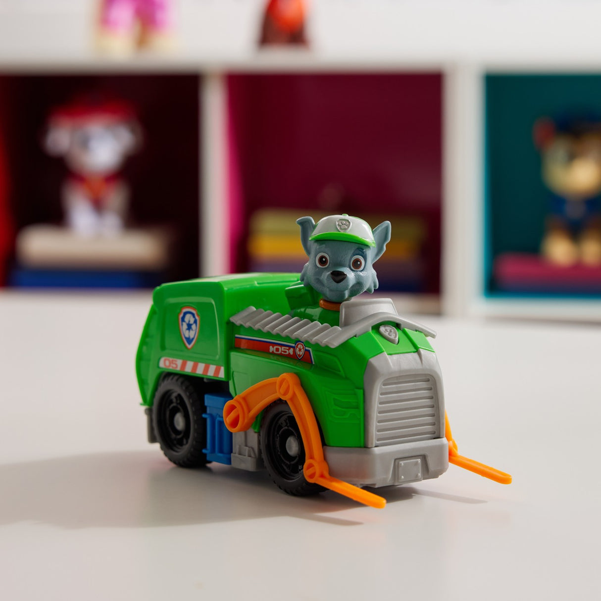 PATRULA CATELUSILOR SET VEHICUL DE BAZA CAMIONUL DE RECICLARE  SI FIGURINA ROCKY