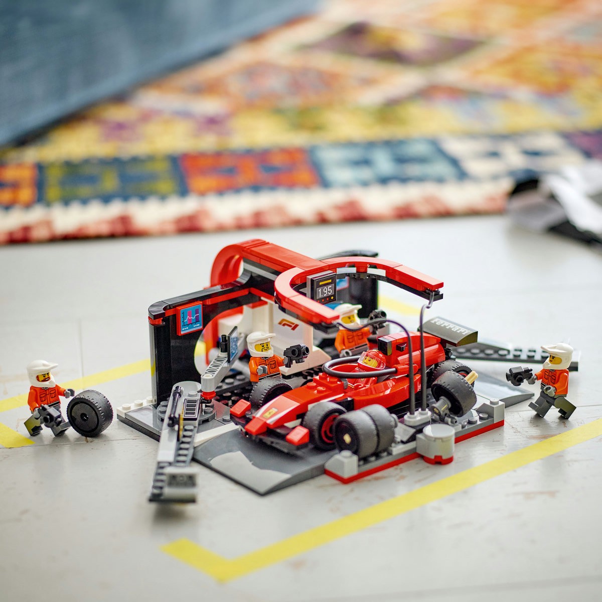 LEGO CITY BOXA SI MECANICI F1 CU MASINA FERRARI 60443