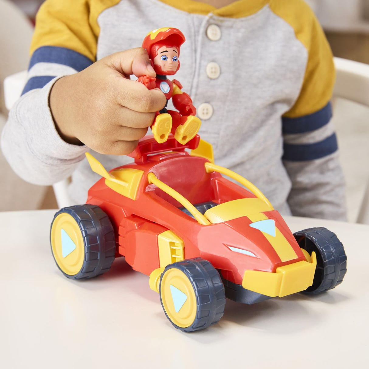 MARVEL IRON MAN SI PRIETENII SAI UIMITORI SET VEHICUL 2 IN 1 SI FIGURINA IRON MAN