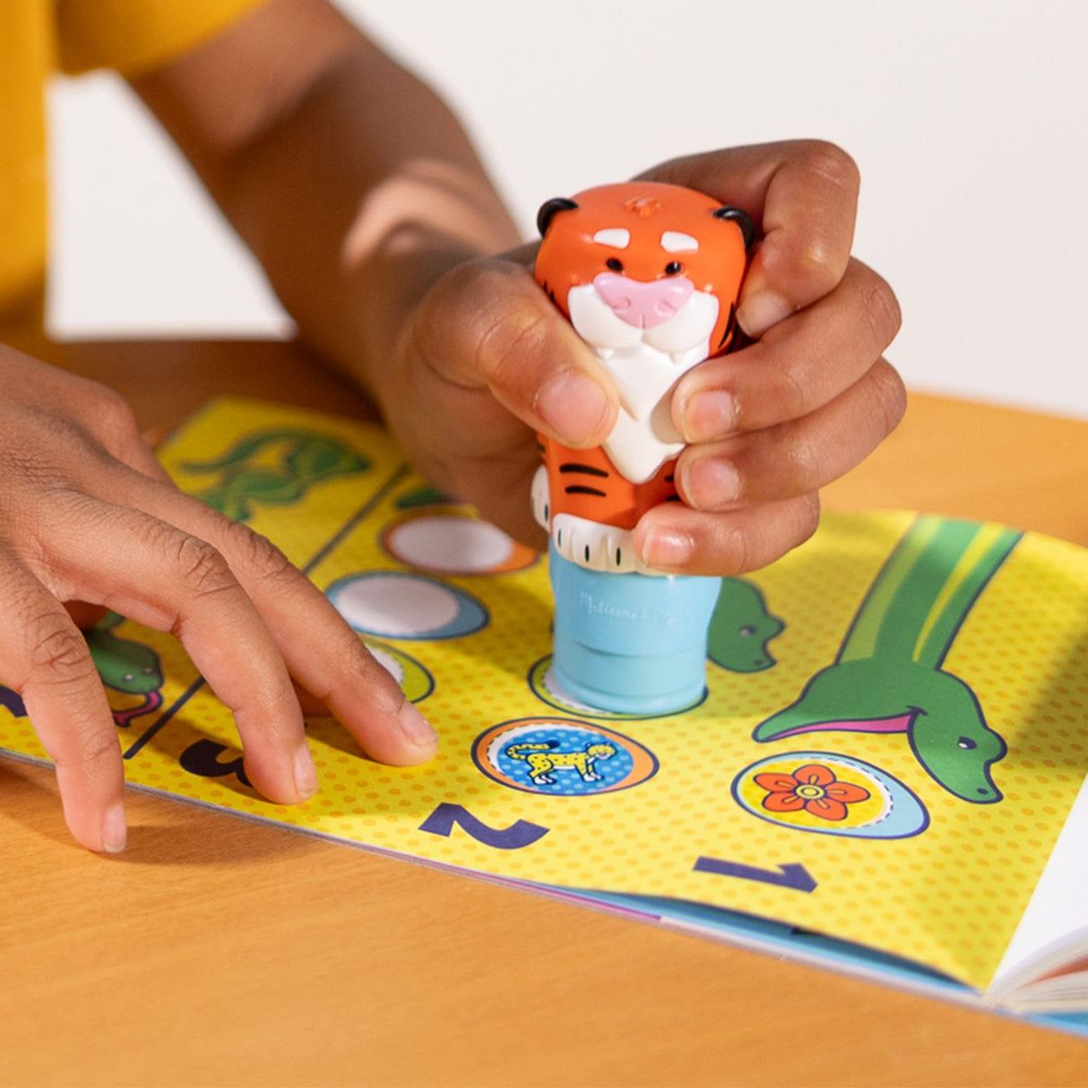 MELISSA AND DOUG STICKER WOW SET DE JOACA AUTOCOLANTE SI STAMPILA REINCARCABILA TIGRU