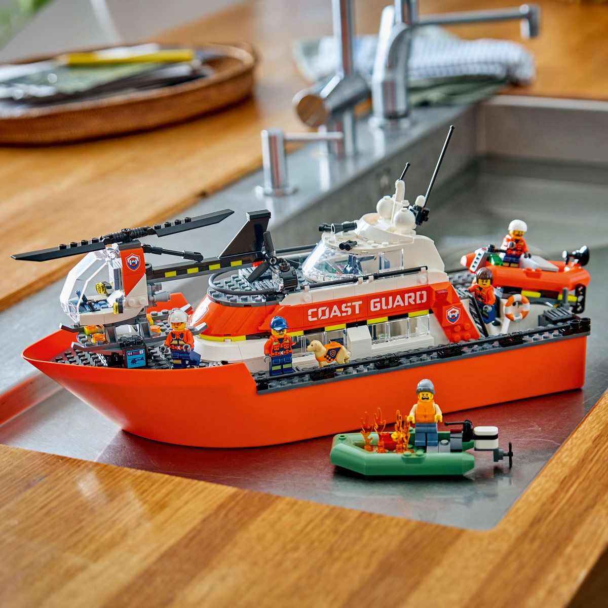 LEGO CITY BARCA DE SALVARE SI ELICOPTER ALE PAZEI DE COASTA 60504