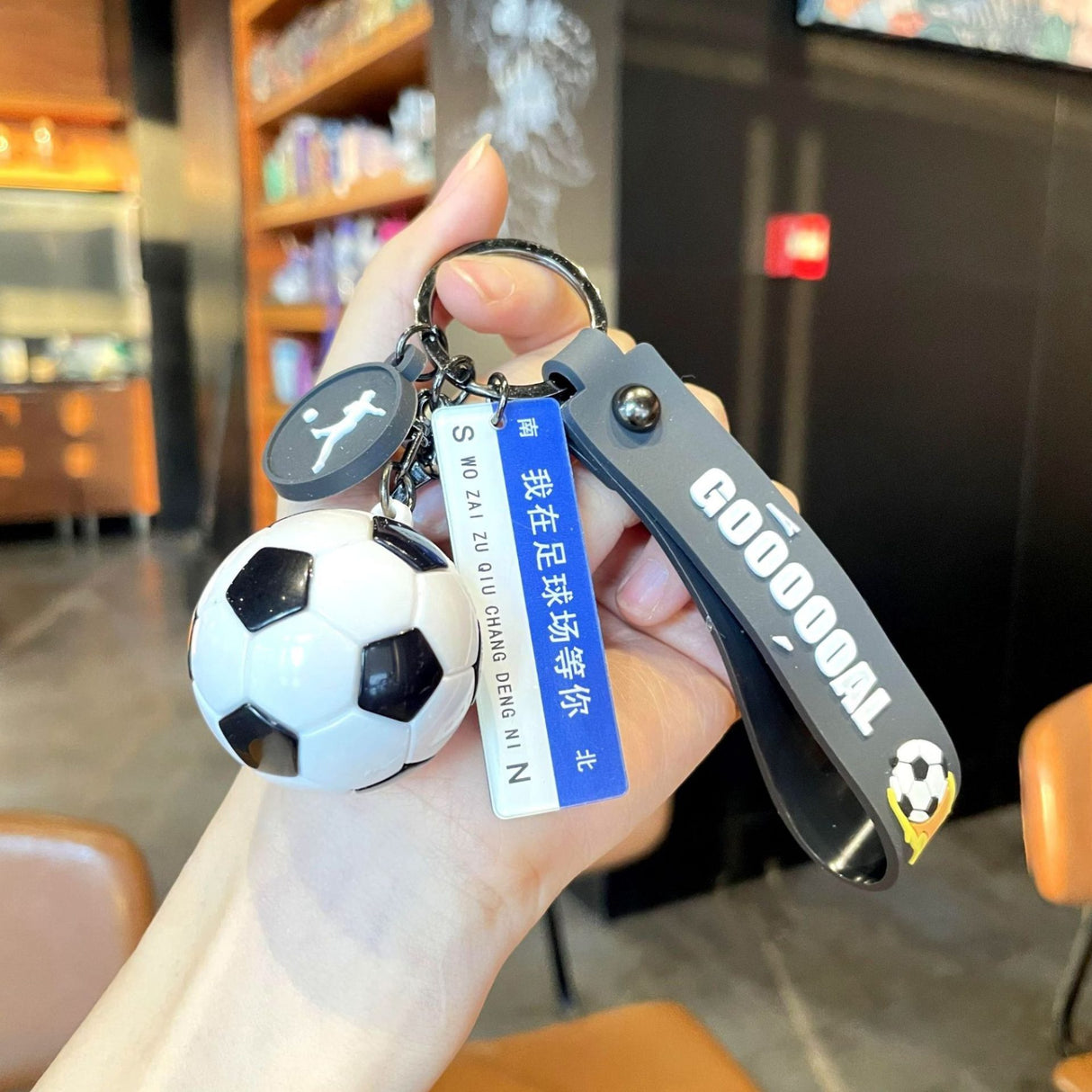 Breloc Chei, Flippy, Model Minge de Fotbal, Mesaj Te aștept pe Terenul de Fotbal, Cupa Mondiala, Accesoriu Pentru Chei si Rucsac, Material Acril, 50 g, Alb/Negru - vivimall.ro