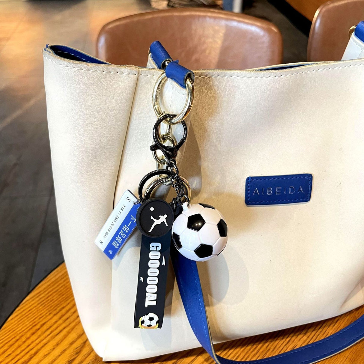 Breloc Chei, Flippy, Model Minge de Fotbal, Mesaj Te aștept pe Terenul de Fotbal, Cupa Mondiala, Accesoriu Pentru Chei si Rucsac, Material Acril, 50 g, Alb/Negru - vivimall.ro