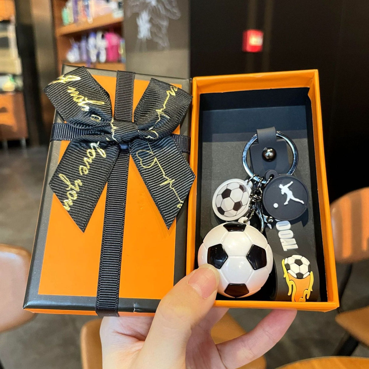 Breloc Chei, Flippy, Model Minge de Fotbal,Pandantiv Minge, Cupa Mondiala, Accesoriu Pentru Chei si Rucsac, Cutie Cadou, Material Acril, 50 g, Alb/Negru - vivimall.ro
