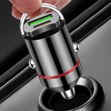 Detaliu port Type-C și USB ale adaptorului auto 100W din aliaj de aluminiu, inel metalic de tragere vizibil