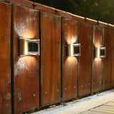 Aplica solara LED Vivimall, ABS/Policarbonat, rezistenta la apa IP65, 6 LED-uri, pentru perete, trepte, borduri, terasa, 1.2V, 600mah, 10 x 6.5 cm, doua moduri de prindere, lumina alb calda, gri - vivimall.ro