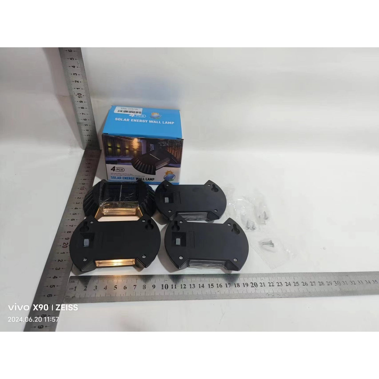 Set 4 Aplice solare LED Bidirectionale pentru perete Vivimall, in forma de funda, 8 LED-uri, material ABS si PC, lumina puternica, IP65, 10 x 7.5 cm, baterie 1.2 V, 300 mAh, autonomie 8-10 ore, alb cald - vivimall.ro