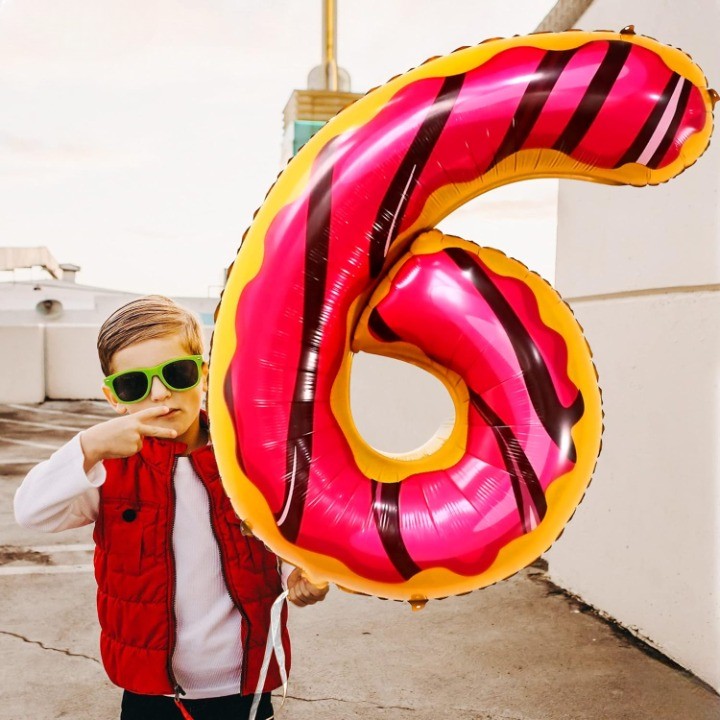 Balon din Folie Metalizata Vivimall, Figurina Cifra, Imprimeu Gogosi, Tema Aniversare 100 cm, Ambalaj Individual, Pai inclus, Umflare cu Aer sau Heliu, Multicolor, Cifra 6 - vivimall.ro